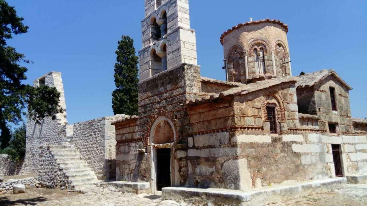Апартаменты Charouda Stone Tower Pyrgos Dirou Экстерьер фото